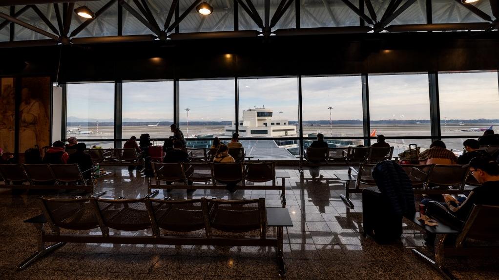 Des personnes à l'aéroport de Milan Malpensa, à Milan, en Italie, le 22 janvier 2023. [AFP - NurPhoto]