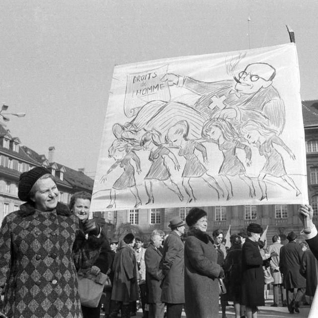 L'obtention fédérale du droit de vote des femmes lors de la votation du 7 février 1971 en Suisse a été précédée de décennies de mobilisations féministes. [Keystone/Photopress-Archiv - Widmer]