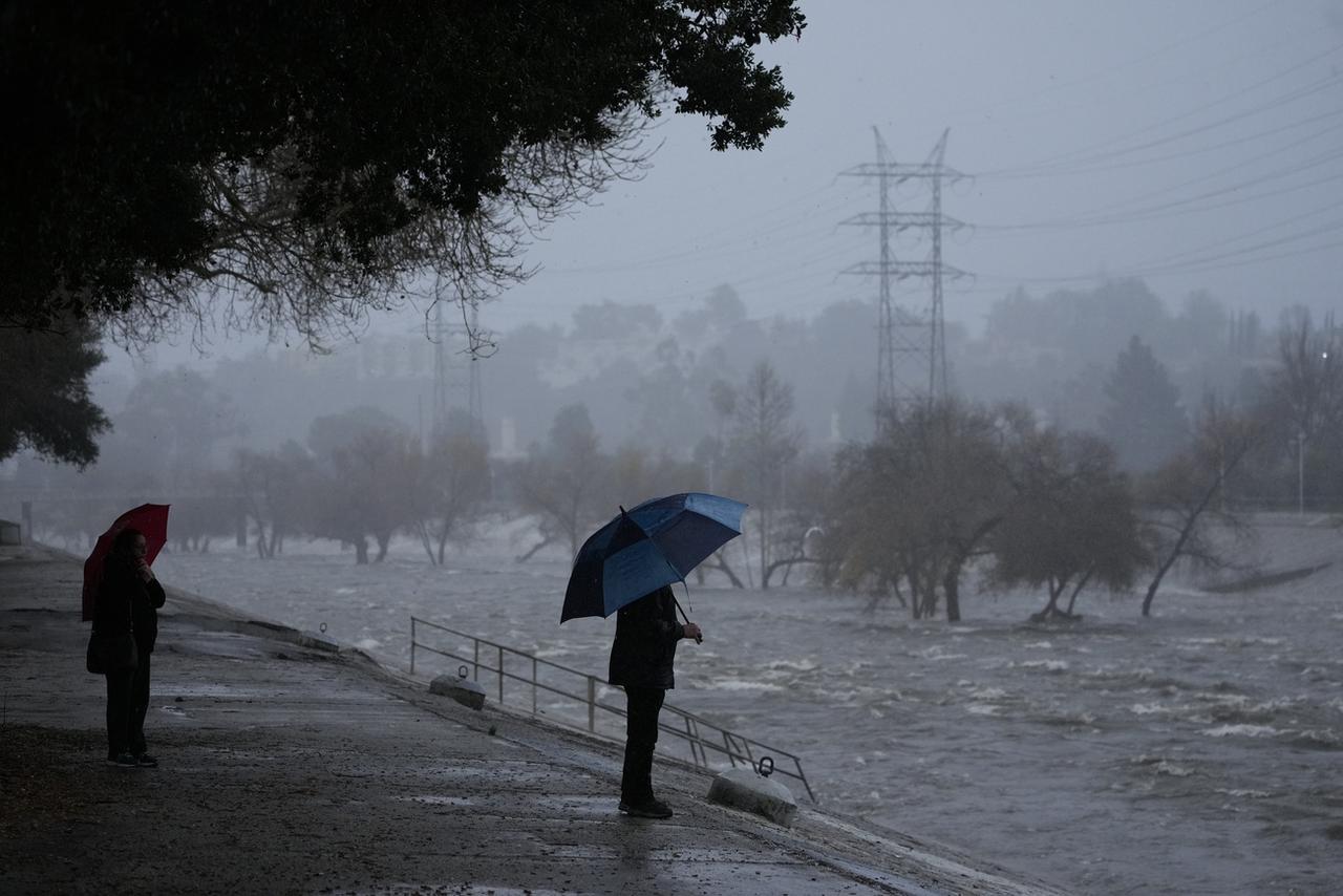 Les flots tempétueux de la Los Angeles River gonflés par la tempête. [KEYSTONE - DAMIAN DOVARGANES]