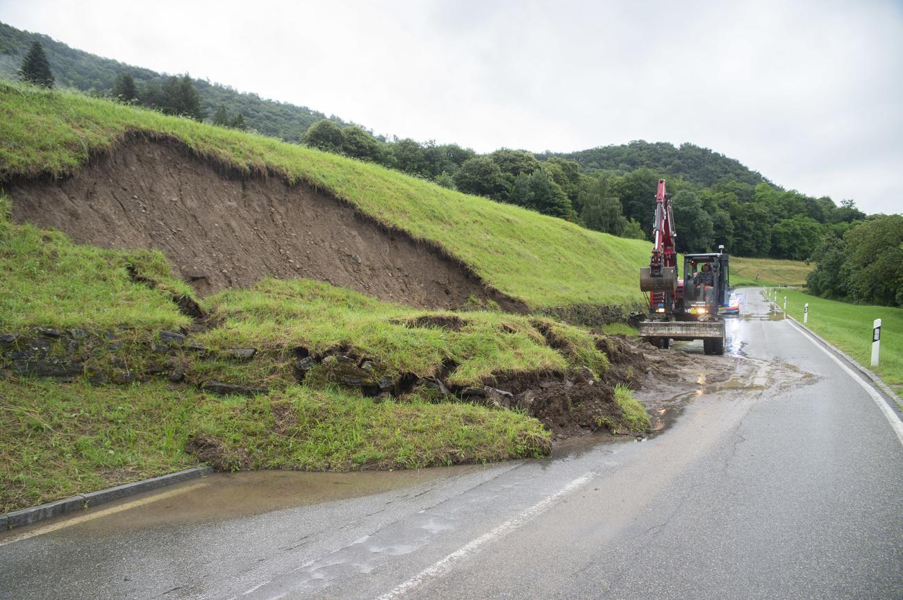 Un glissement de terrain a recouvert une route dans la Vallée de Muggio. [KEYSTONE - GIOSUE GALLI]