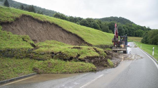 Un glissement de terrain a recouvert une route dans la Vallée de Muggio. [KEYSTONE - GIOSUE GALLI]