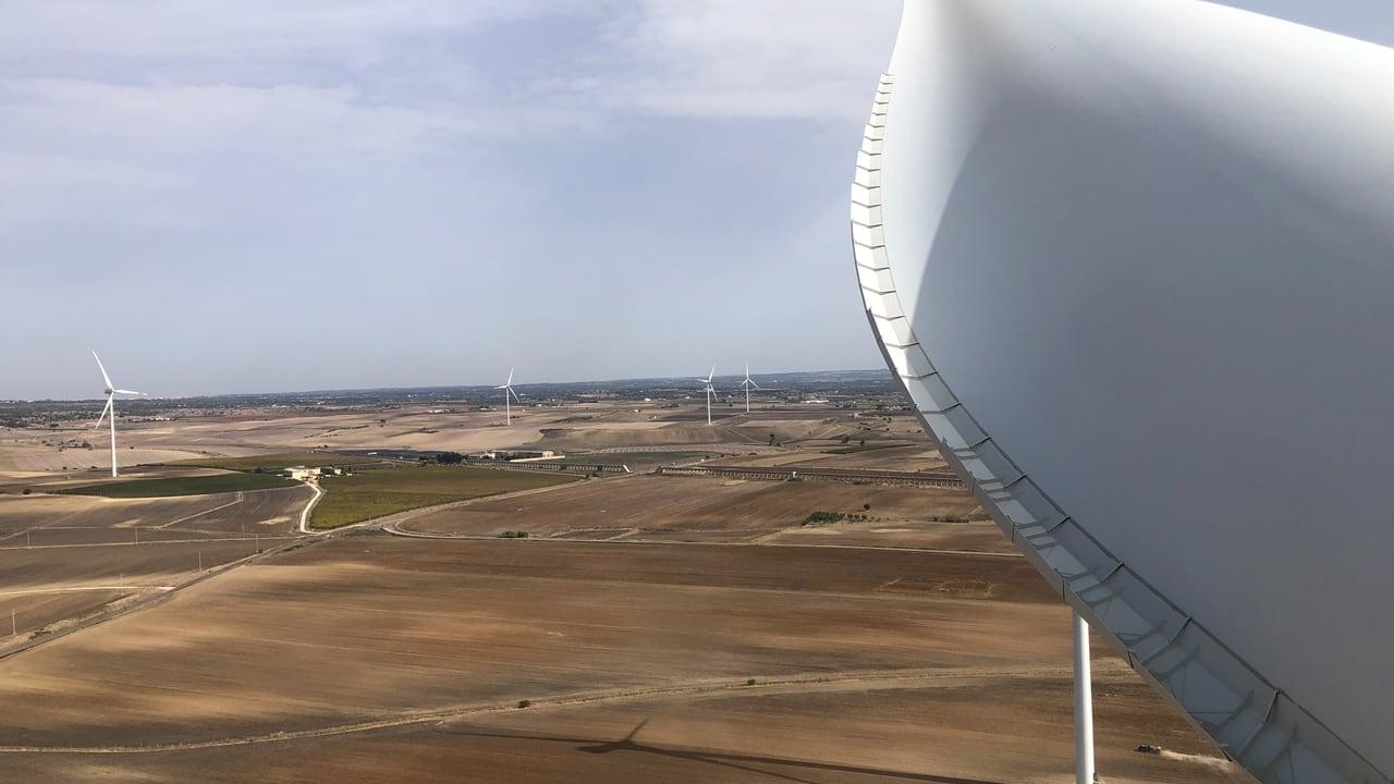 Il y a environ 4'000 éoliennes dans la région des Pouilles, plus que partout ailleurs en Italie. L'État encourage la construction de parcs éoliens supplémentaires et BKW construit également un autre parc à Cerignano. [SRF/Klaus Bonanomi]