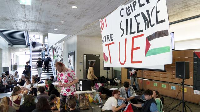 Le rectorat de l'Université de Fribourg (Unifr) retire la plainte pénale pour violation de domicile contre les occupants pro-palestiniens du bâtiment de Pérolles 21. [Keystone]
