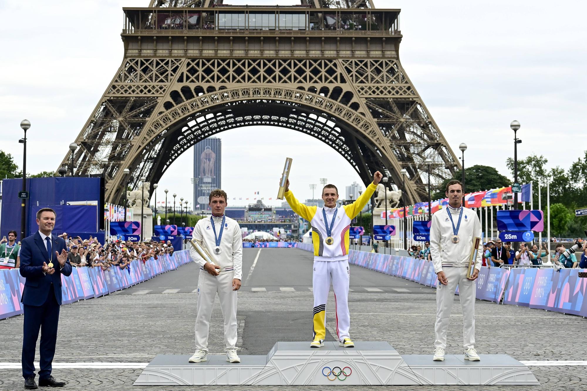 Remco Evenepoel (au centre) a décroché une nouvelle médaille d'or olympique. [IMAGO/Belga - IMAGO/DIRK WAEM]