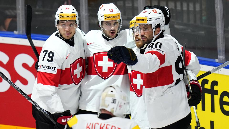 Roman Josi (à droite) et Nico Hischier (au centre) ont porté l'équipe de Suisse contre l'Autriche. [KEYSTONE - PETR DAVID JOSEK]