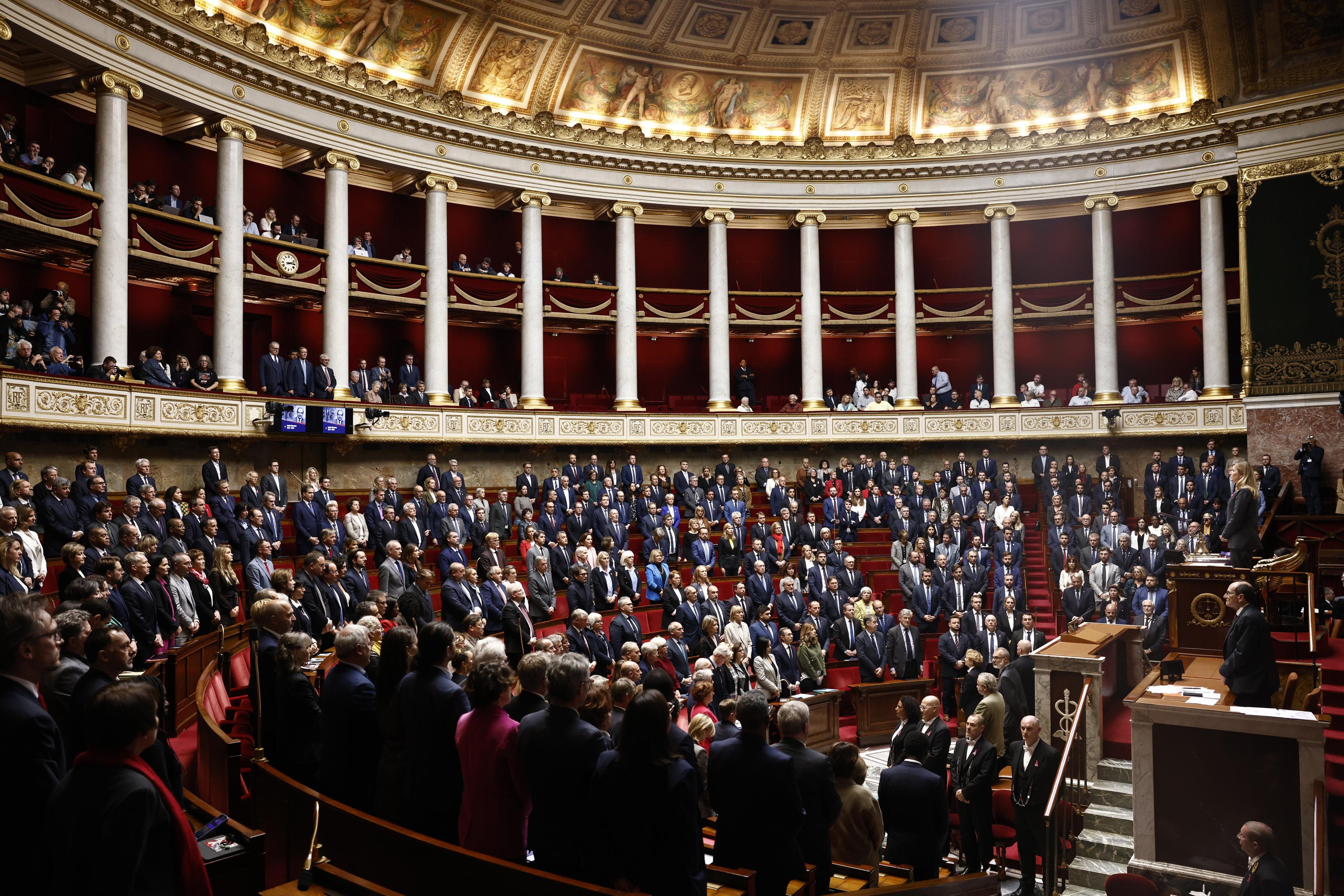 Le Gouvernement Barnier échappe à Une Première Motion De Censure En ...