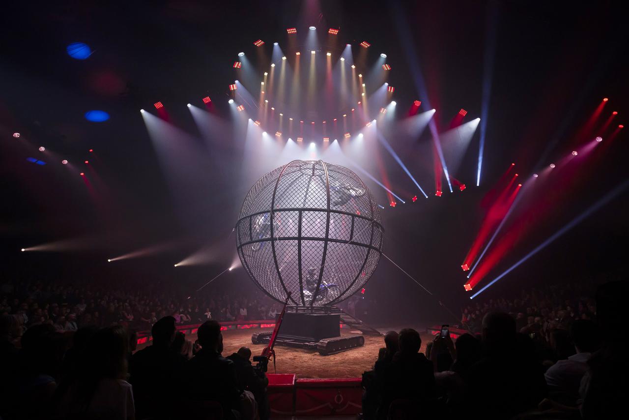 Des acrobates à moto dans le "Globe of Speed", le 10 mars 2023 à Rapperswil (SG). [KEYSTONE - MICHAEL BUHOLZER]