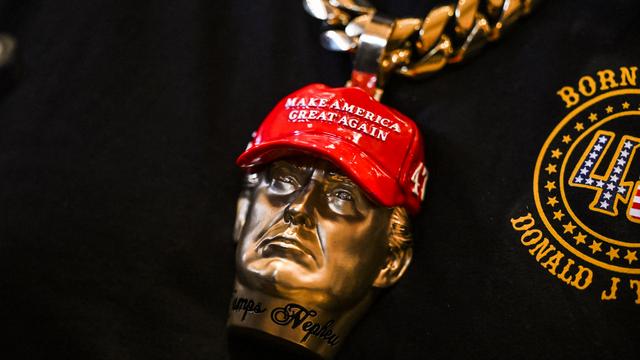 Un bijou à l'effigie de Donald Trump. [AFP - CHANDAN KHANNA]