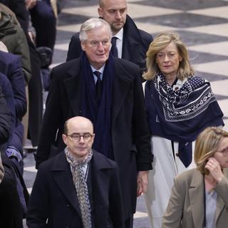 L'ex-Premier ministre Michel Barnier participe à la cérémonie. [Keystone - EPA/LUDOVIC MARIN / POOL]