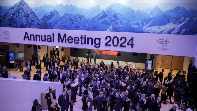 Des participants au WEF de Davos, le 18 janvier 2024. [AP/Keystone - Markus Schreiber]