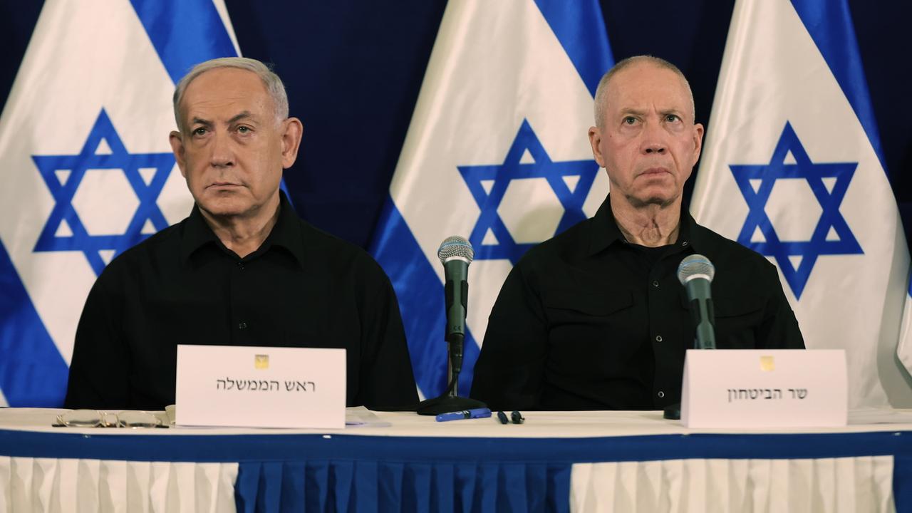 Benjamin Netanyahou et Yoav Gallant n'ont pas encore commenté la décision de la Cour pénale internationale. [Keystone/EPA - Abir Sultan]