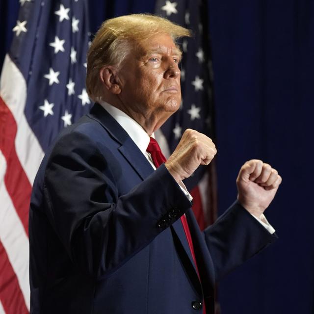 L'ancien président républicain Donald Trump fait des gestes lors d'un rassemblement électoral, le 2 mars 2024, à Richmond, en Virginie. [keystone - Steve Helber]