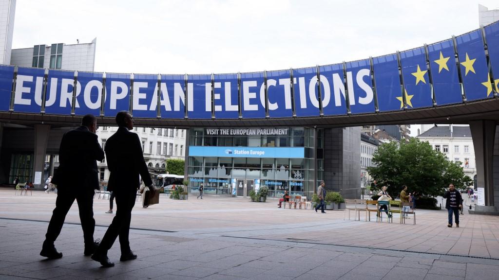 Une bannière affichée sur le bâtiment du Parlement européen, à Bruxelles, annoncent les élections européennes prévues entre le 6 et 9 juin 2024. [AFP - KENZO TRIBOUILLARD]