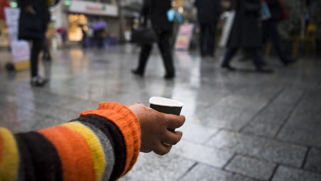 Le Grand Conseil vaudois débat des restrictions sur la mendicité en ville. [KEYSTONE - JEAN-CHRISTOPHE BOTT]