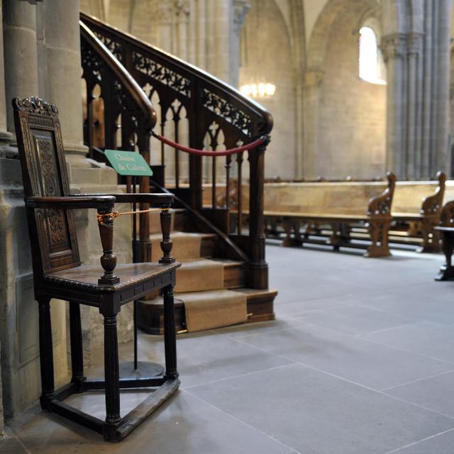 Les escaliers menant à la chaire de la cathédrale de Saint-Pierre, à Genève. [Keystone - Martial Trezzini]