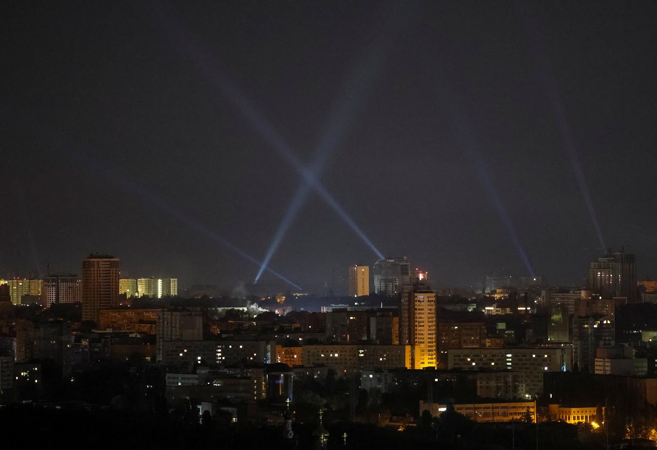 Le personnel des services ukrainiens utilise des projecteurs pour rechercher des drones dans le ciel de la ville lors d'une attaque de drone russe. Kiev, Ukraine, le 29 août 2024. [REUTERS - Gleb Garanich]