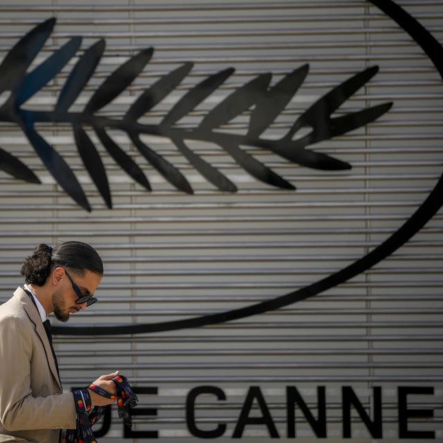 Le Festival de Cannes est marqué par les revendications en matière de respect des droits des femmes et des mineures concernant la violence sexuelles et les abus. [Keystone/AP Photo - Andreea Alexandru]
