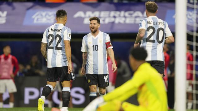 Lautaro Martinez et Messi se congratulent après avoir trouvé la faille. [KEYSTONE - NATACHA PISARENKO]