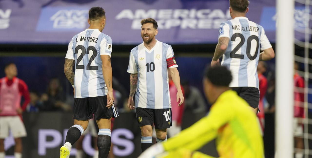 Lautaro Martinez et Messi se congratulent après avoir trouvé la faille. [KEYSTONE - NATACHA PISARENKO]