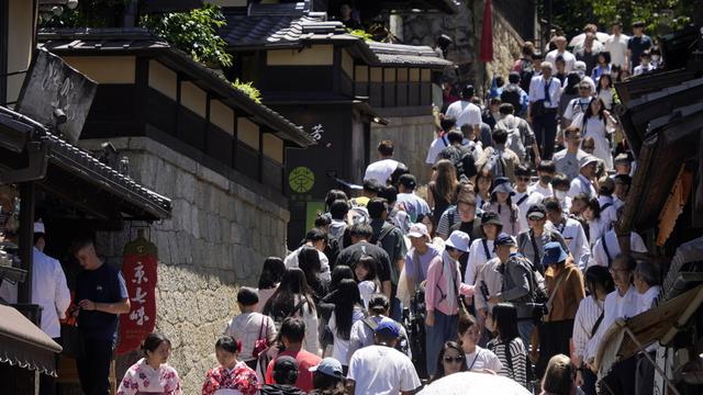 Les tourismes affluent en masse pour voir les Geishas de Kyoto. [Keystone - EPA/FRANCK ROBICHON]