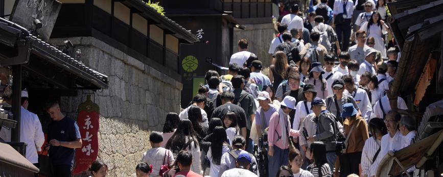 Les tourismes affluent en masse pour voir les Geishas de Kyoto. [Keystone - EPA/FRANCK ROBICHON]