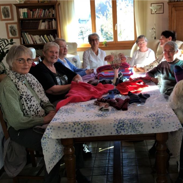 Composé d'une quinzaine de bénévoles, l'ouvroir missionnaire d'Epagny tricote pour les plus démunis depuis 1981. [Antoinette Caille]