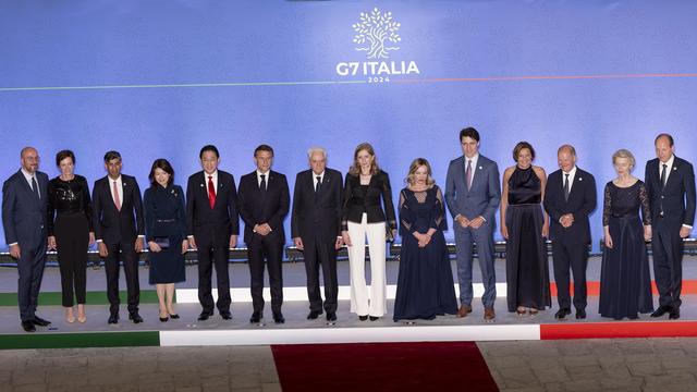 Une ''photo de famille'' des dirigeants du G7 lors du sommet 2024 à Borgo Egnazia, Italie. [Keystone/EPA - Paolo Giandotti]