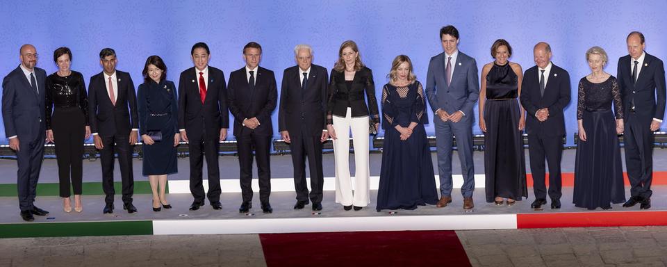 Une ''photo de famille'' des dirigeants du G7 lors du sommet 2024 à Borgo Egnazia, Italie. [Keystone/EPA - Paolo Giandotti]