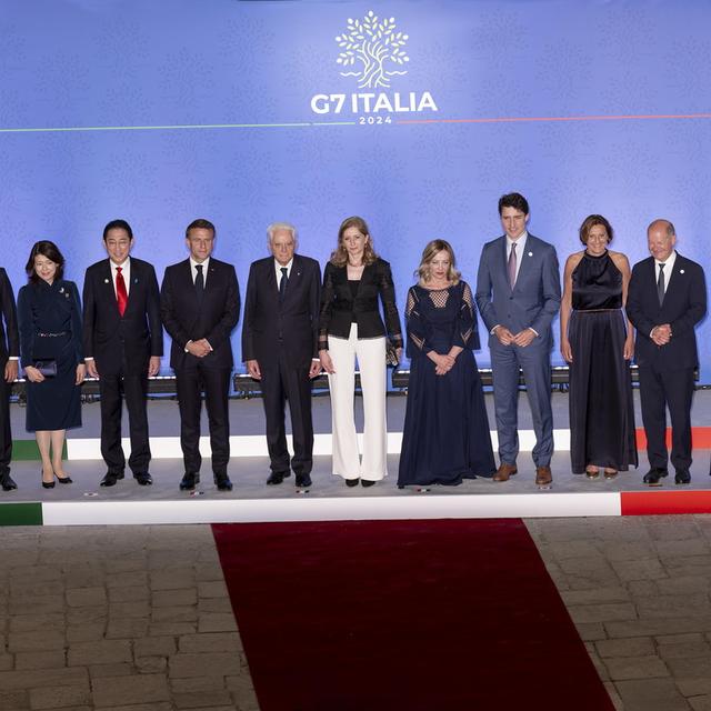 Une ''photo de famille'' des dirigeants du G7 lors du sommet 2024 à Borgo Egnazia, Italie. [Keystone/EPA - Paolo Giandotti]