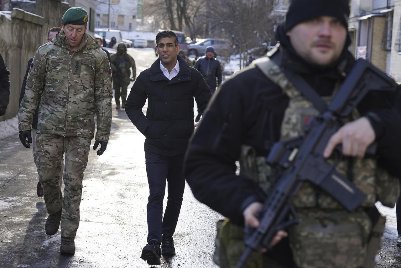 Le Premier ministre Rishi Sunak et le vice-chef d'état-major de la défense, le général de division Gwyn Jenkins, à gauche, à Kiev, avant de rencontrer le président Volodymyr Zelenskyy le 12 janvier 2024. [Keystone - Stefan Rousseau/Pool via AP]