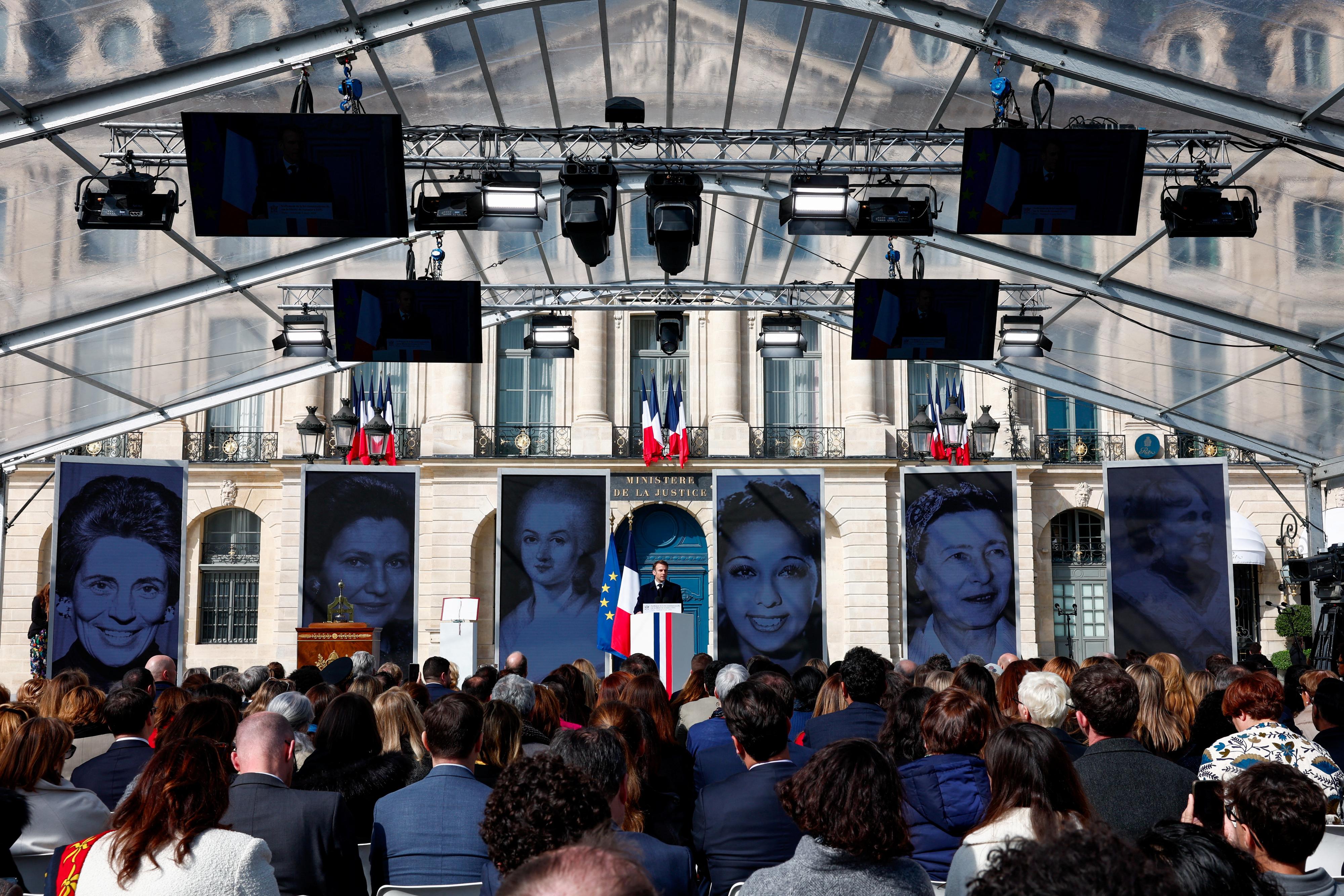La cérémonie du scellement de l'IVG dans la Constitution française. [REUTERS - Gonzalo Fuentes]