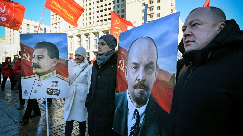Des communistes russes brandissent des portraits de Staline et Lénine à Moscou, à l'occasion du centenaire de la mort du second. [afp - Alexander Nemenov]