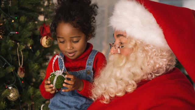 Combien ça coûte d'inviter le père Noël chez soi? [Depositphotos - Hasloo]