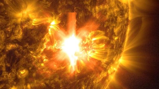 Une éruption solaire – l'éclair lumineux vers le milieu de l'image – le 10 mai 2024. L'image montre un sous-ensemble de lumière ultraviolette extrême mettant en évidence la matière extrêmement chaude dans les éruptions: elle est colorée en or. [NASA - SDO]
