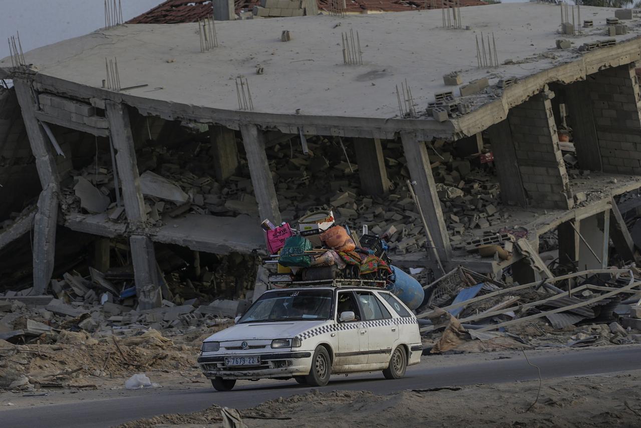 Une voiture de déplacés arrive à Khan Younès le 11 mai après avoir dû quitter Rafah. [KEYSTONE - MOHAMMED SABER]