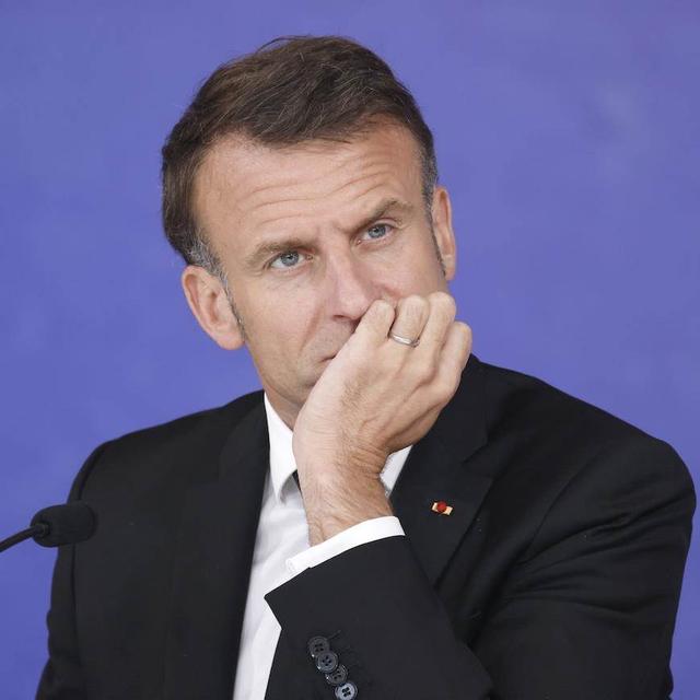 Emmanuel Macron est sous le feu des critiques après avoir relancé le débat sur les armes nucléaires. [Keystone]