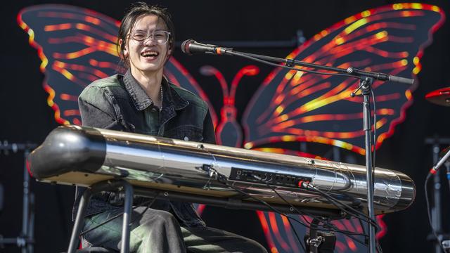 Le chanteur Nuit Incolore sur la scène Véga du Paléo Festival en 2024. [Keystone - Martial Trezzini]