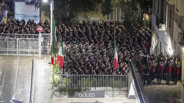 Le 7 janvier 2024, des centaines de personnes ont levé leur bras trois fois en signe de salut fasciste en criant "présent" à Rome. Les médias italiens assurent que la scène s'est déroulée devant l'ancien siège romain du Mouvement social italien (MSI), un parti formé par des partisans de Benito Mussolini après la Seconde Guerre mondiale. [LaPresse via AP / KEystone - Francesco Benvenuti]