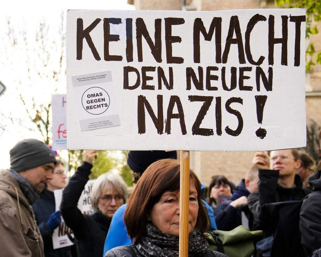 Une manifestante tient une pancarte sur laquelle on peut lire "Pas de pouvoir aux nouveaux nazis", alors qu'elle proteste contre Björn Höcke le jour de son procès. [AFP - EBRAHIM NOROOZI]