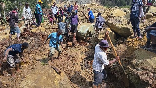 La recherche de survivants se poursuit en Papouasie. [Keystone - Mohamud Omer]
