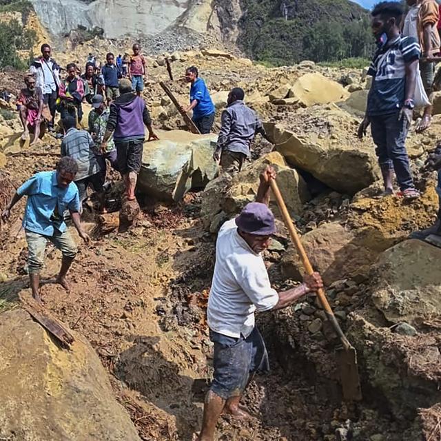 La recherche de survivants se poursuit en Papouasie. [Keystone - Mohamud Omer]