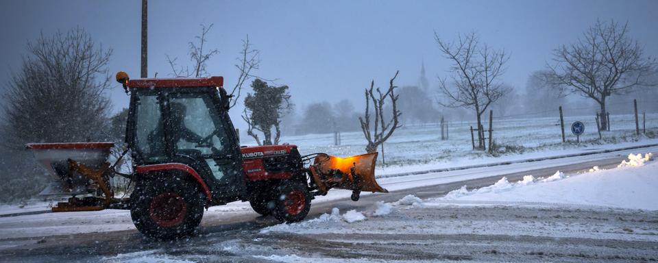 Un véhicule de déneigement. [Keystone - Georgios Kefalas]