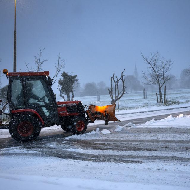 Un véhicule de déneigement. [Keystone - Georgios Kefalas]