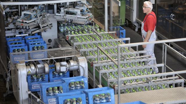L'entreprise Nestlé est accusée de "fraudes massives" dans son traitement illégal de l'eau. [Keystone - Laurent Gillieron]