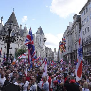 Une manifestation à Londres organisée par Tommy Robinson. [Keystone - Maja Smiejkowska/PA via AP]