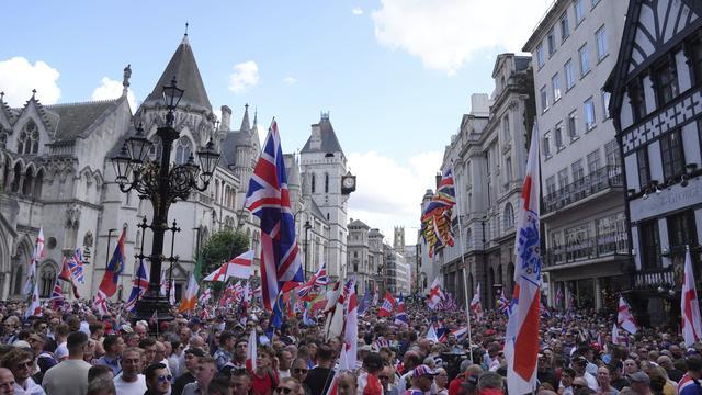 Une manifestation à Londres organisée par Tommy Robinson. [Keystone - Maja Smiejkowska/PA via AP]