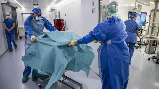 Les coeurs pour les transplantations cardiaques chez les enfants proviennent à 80% de l'étranger. [Keystone]