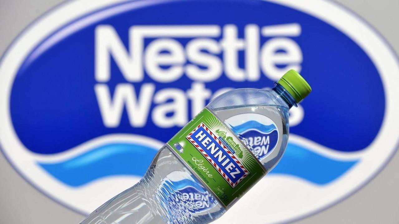 Nestlé Waters va payer une amende de 2 millions d'euros en raison de forages illégaux. [Keystone]