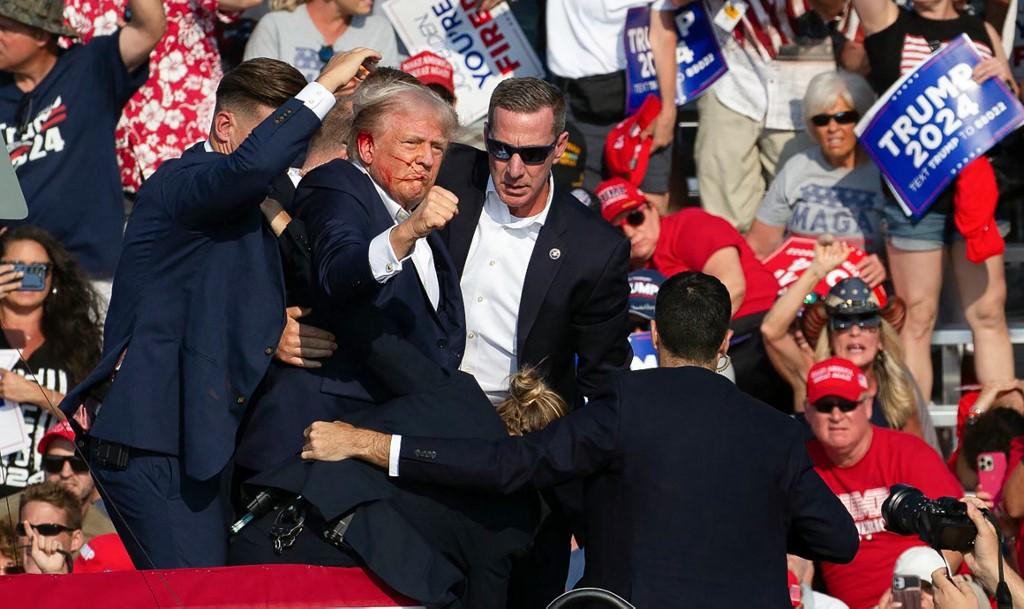 Donald Trump a été escorté sous les acclamations de ses partisans. [AFP - Rebecca DROKE]