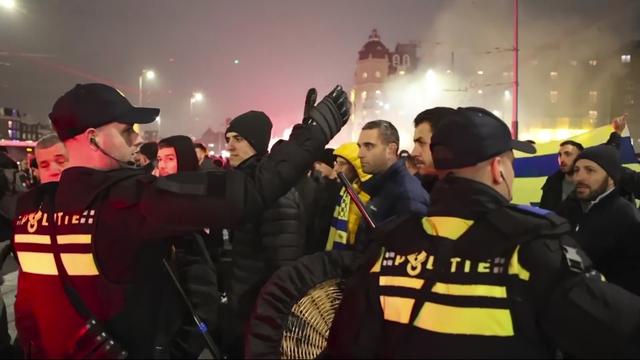 Dans cette image tirée d'une vidéo, la police escorte des supporters du Maccabi Tel Aviv près du stade, à Amsterdam, aux Pays-Bas, le jeudi 7 novembre 2024. [KEYSTONE - AP Photo InterVision]